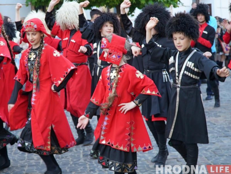 "Каравай гасціннасці" - каждой нации. XIII Фестиваль национальных культур открыла колонна во главе с барабанщиками