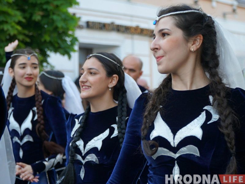 "Каравай гасціннасці" - каждой нации. XIII Фестиваль национальных культур открыла колонна во главе с барабанщиками