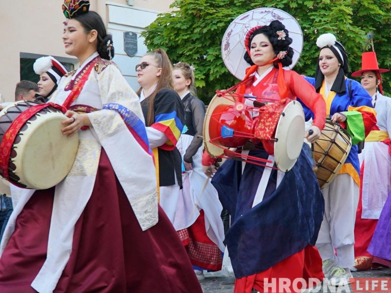 "Каравай гасціннасці" - каждой нации. XIII Фестиваль национальных культур открыла колонна во главе с барабанщиками