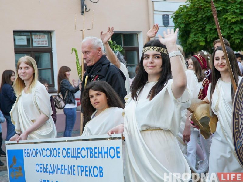 "Каравай гасціннасці" - каждой нации. XIII Фестиваль национальных культур открыла колонна во главе с барабанщиками