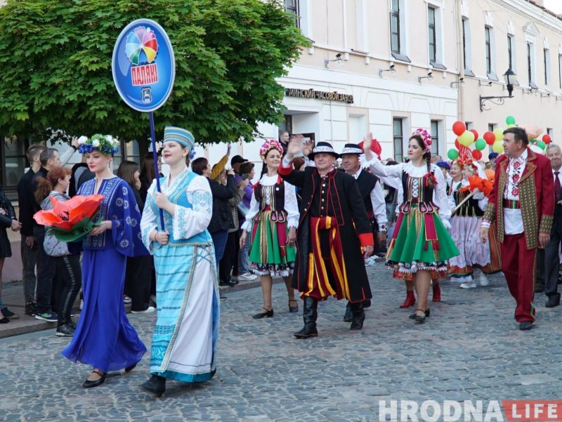 "Каравай гасціннасці" - каждой нации. XIII Фестиваль национальных культур открыла колонна во главе с барабанщиками
