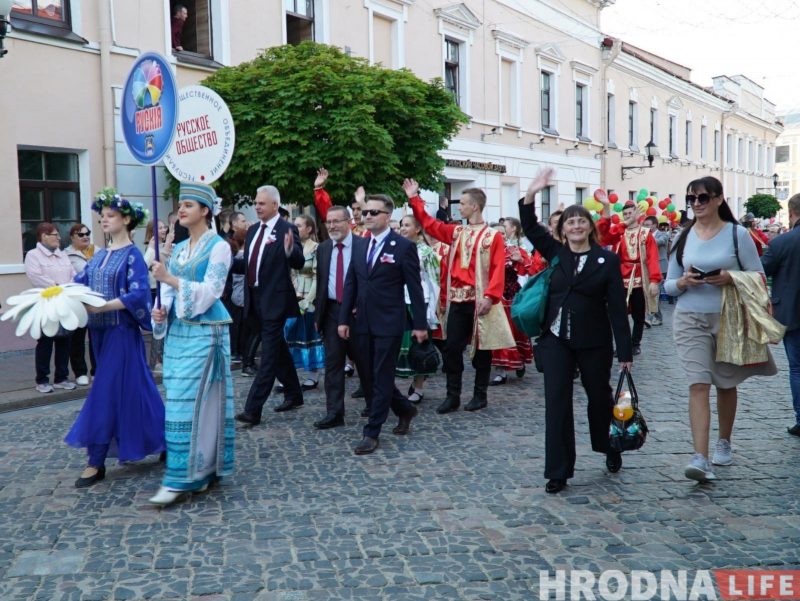 "Каравай гасціннасці" - каждой нации. XIII Фестиваль национальных культур открыла колонна во главе с барабанщиками