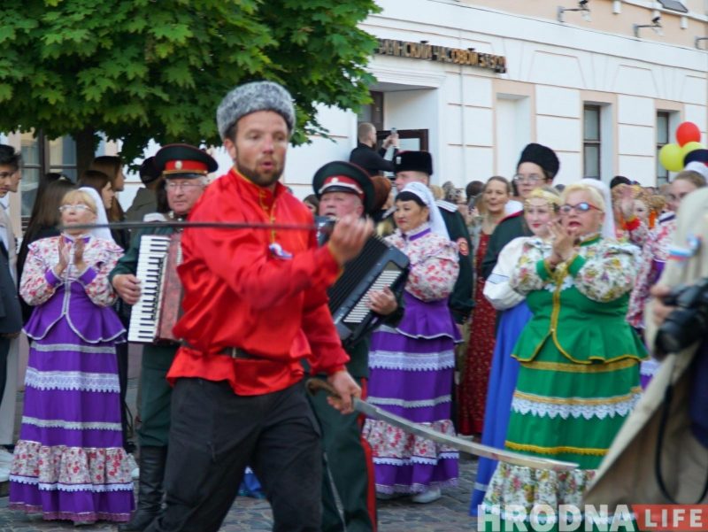 "Каравай гасціннасці" - каждой нации. XIII Фестиваль национальных культур открыла колонна во главе с барабанщиками