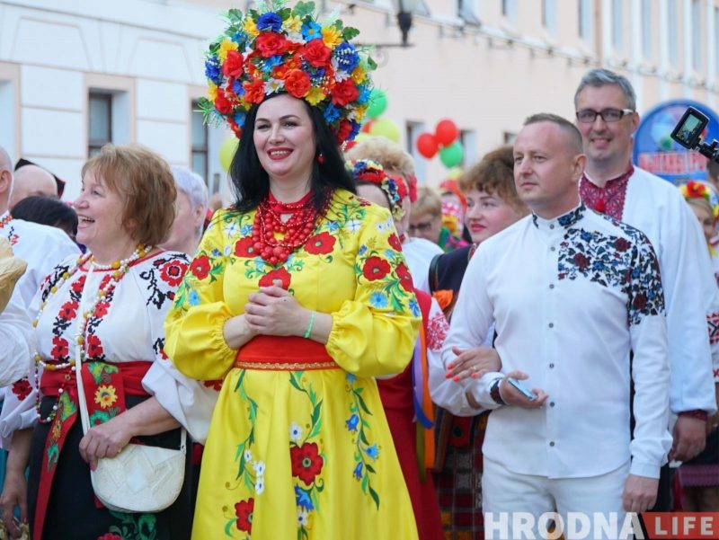 "Каравай гасціннасці" - каждой нации. XIII Фестиваль национальных культур открыла колонна во главе с барабанщиками