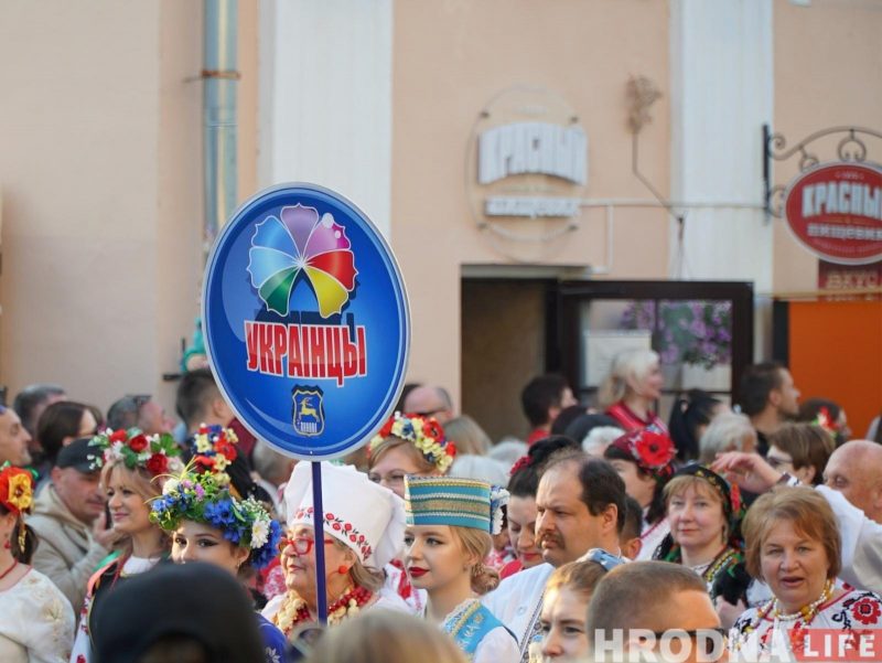 "Каравай гасціннасці" - каждой нации. XIII Фестиваль национальных культур открыла колонна во главе с барабанщиками