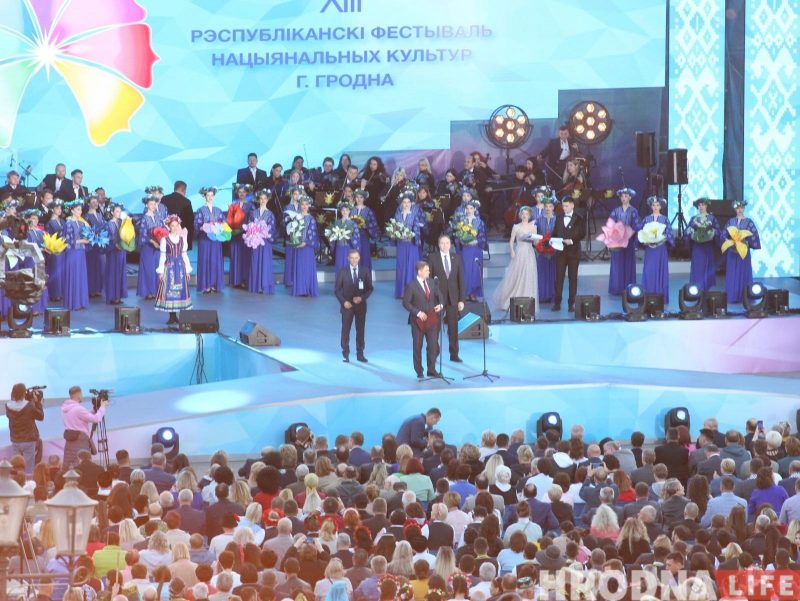 "Каравай гасціннасці" - каждой нации. XIII Фестиваль национальных культур открыла колонна во главе с барабанщиками