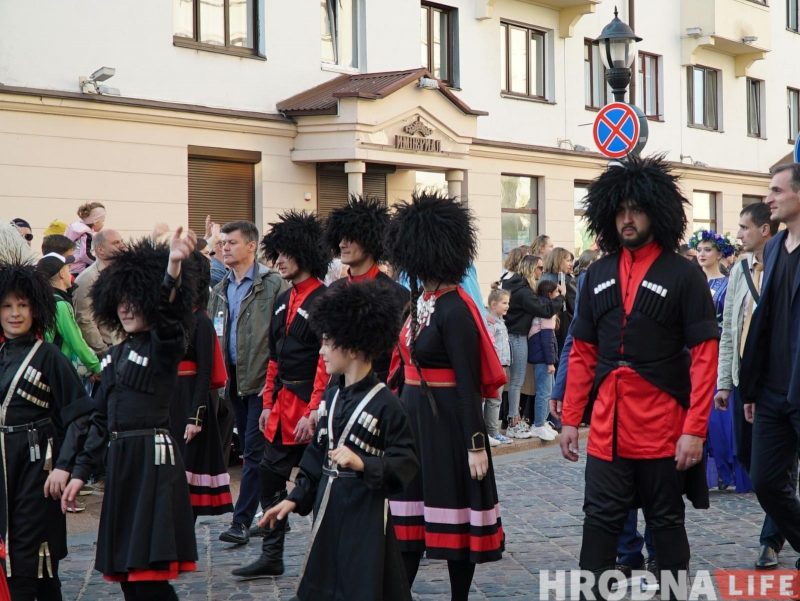 "Каравай гасціннасці" - каждой нации. XIII Фестиваль национальных культур открыла колонна во главе с барабанщиками