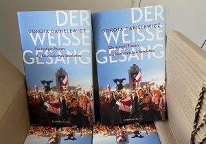 “Белы спеў” адважных жанчын. У Германіі вышла кніга з гісторыямі беларусак. Сярод іх ёсць гарадзенкі кніга Беды спеў пра жанчын у пратэстах Беларусі вышла ў Германіі