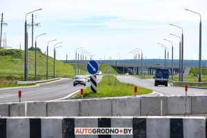 Пляцоўку для смецця пабудавалі, а ліўнёўку сапсавалі: у гродзенскім двары ўсё лета стаіць вялікая лужына