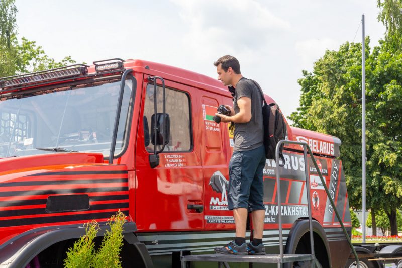 МАЗ с ралли "Дакар" и тягач для самолета как сцена. Какую технику показали гродненцам на выставке Форума регионов