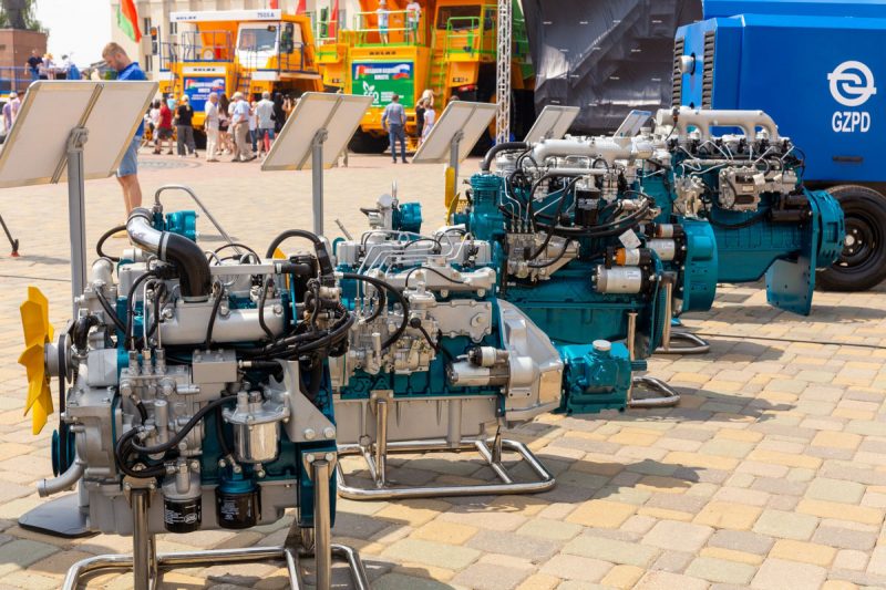 МАЗ с ралли "Дакар" и тягач для самолета как сцена. Какую технику показали гродненцам на выставке Форума регионов