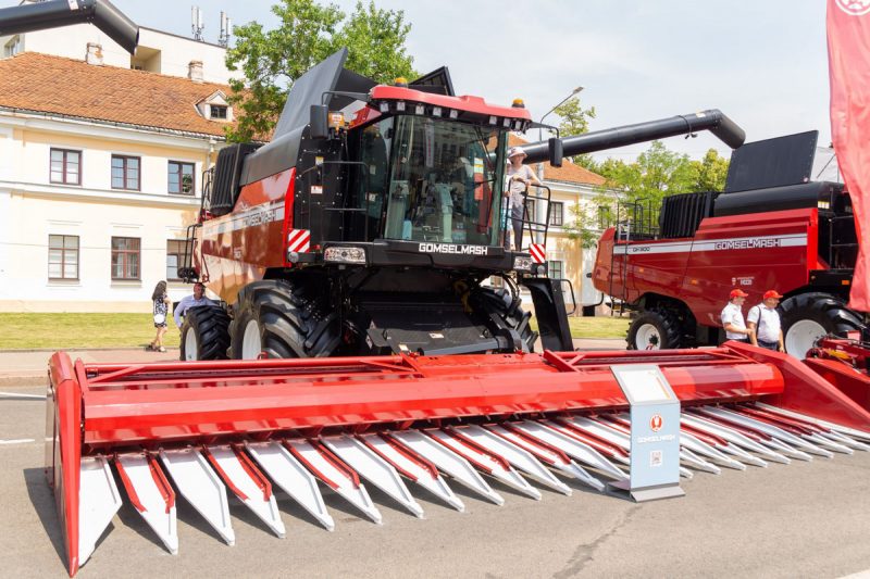 МАЗ с ралли "Дакар" и тягач для самолета как сцена. Какую технику показали гродненцам на выставке Форума регионов
