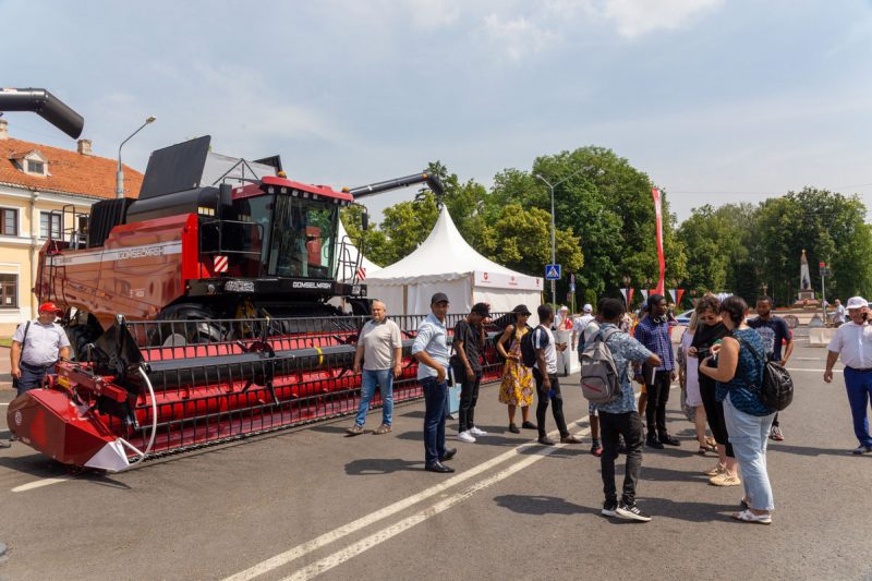 МАЗ с ралли "Дакар" и тягач для самолета как сцена. Какую технику показали гродненцам на выставке Форума регионов