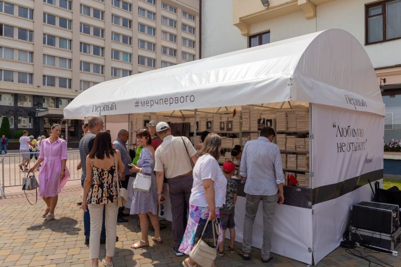 МАЗ с ралли "Дакар" и тягач для самолета как сцена. Какую технику показали гродненцам на выставке Форума регионов