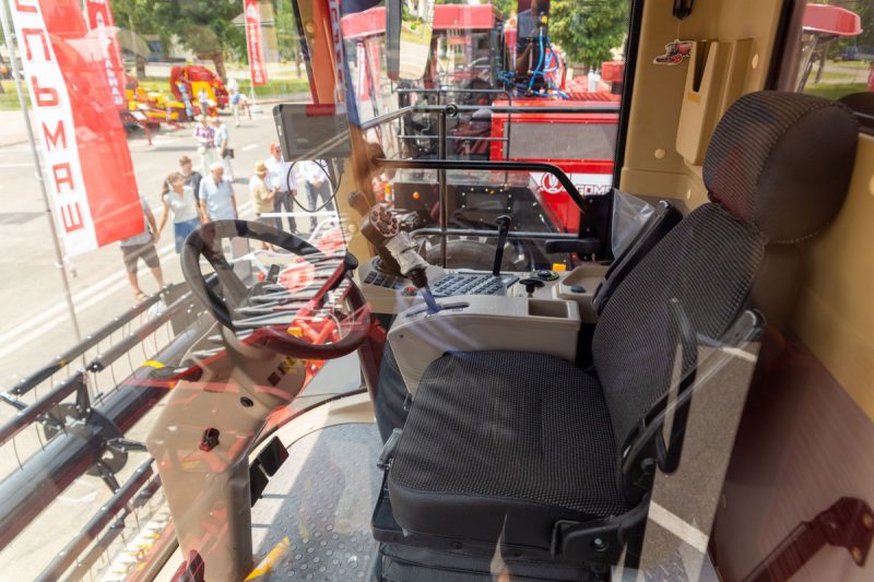 МАЗ с ралли "Дакар" и тягач для самолета как сцена. Какую технику показали гродненцам на выставке Форума регионов