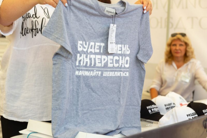 МАЗ с ралли "Дакар" и тягач для самолета как сцена. Какую технику показали гродненцам на выставке Форума регионов