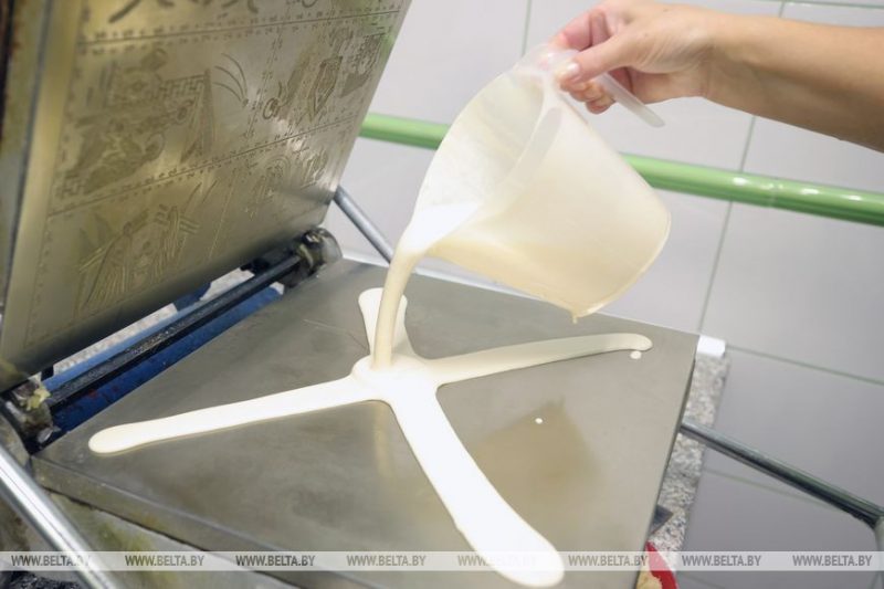 У Навагрудку ўжо ў жніўні рыхтуюцца да Раства. Глядзіце, як у манастыры выпякаюць аблаткі