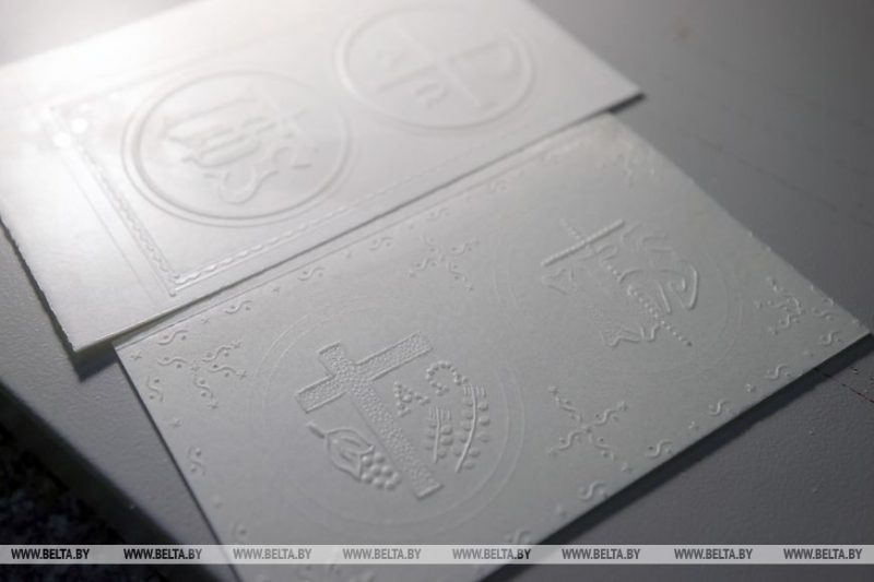 У Навагрудку ўжо ў жніўні рыхтуюцца да Раства. Глядзіце, як у манастыры выпякаюць аблаткі