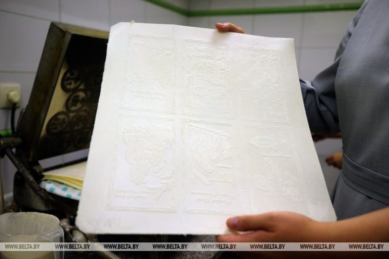 У Навагрудку ўжо ў жніўні рыхтуюцца да Раства. Глядзіце, як у манастыры выпякаюць аблаткі