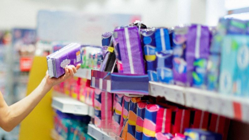 "Падатак" на месячныя: чаму ў Беларусі даражэюць пракладкі і што з гэтым рабіць? прокладки в магазине