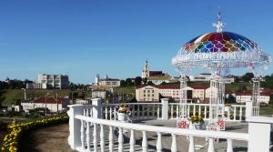 У гродзенскім санаторыі паскардзіліся на закрытыя межы і адсутнасць палякаў. Вось што ім адказалі Ратонда на назіральнай пляцоўцы на вуліцы Дарвіна. Фота: belarus.by