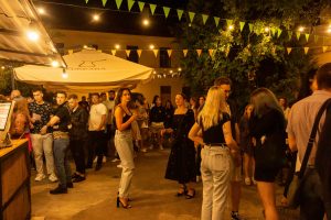 Вулічныя канцэрты, пары і забарона алкаголю пасля 23.00. Паглядзелі, як гродзенцы адпачываюць на выхадных Вулічныя канцэрты, пары і забарона алкаголю пасля 23.00. Паглядзелі, як гродзенцы адпачываюць на выхадных