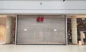 Закрытый магазин H&M в ТРЦ "Triniti". Фото: Hrodna.life