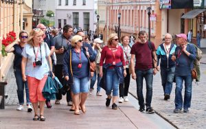 Кукурузныя палачкі і шклянкі з Леніным: што вязуць з сабой турысты з бязвізавага Гродна турысты ў Гродне на Савецкай