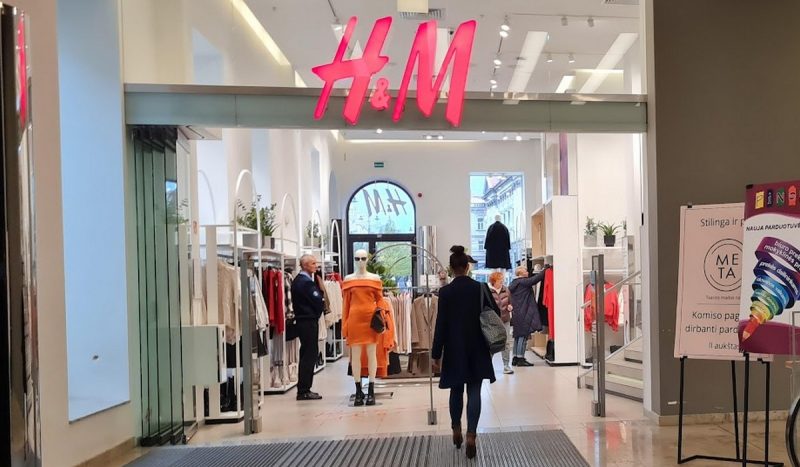 Магазин бренда H&M в одном из торговых центров Вильнюса