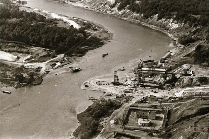 Драўляны вайсковы масток, штучная выспа і мотакрос: гісторыя Новага моста, які ўзяліся рамантаваць упершыню за паўстагоддзя