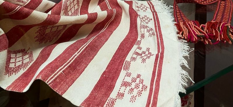 Домотканое полотенце. Один из экспонатов выставки “Традыцыйны народны тэкстыль Гродзеншчыны”