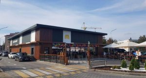 Чакалі адкрыцця 20 гадоў, а з экскурсій у Мінск прывозілі “Хэпі мілы”. Чым гродзенцам запомніўся McDonald’s, які хутка стане «Вкусно — и точка»