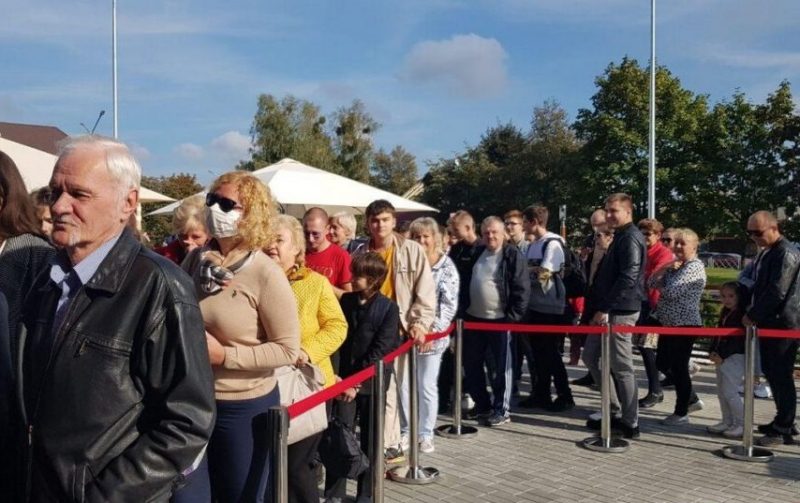 Чакалі адкрыцця 20 гадоў, а з экскурсій у Мінск прывозілі “Хэпі мілы”. Чым гродзенцам запомніўся McDonald’s, які хутка стане «Вкусно — и точка»