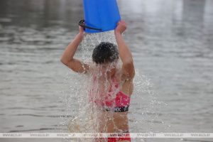 Уздоўж зімовага Нёмана бегалі мужчыны з голым торсам: як у Гродне прайшоў фестываль гартавання Уздоўж зімовага Нёмана бегалі мужчыны з голым торсам: як у Гродне прайшоў фестываль гартавання