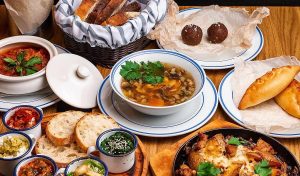 У Гродне адкрыўся новы бар. Абяцаюць незабыўныя ўспаміны Cэт у рэстарацыі "Адэса-мама".