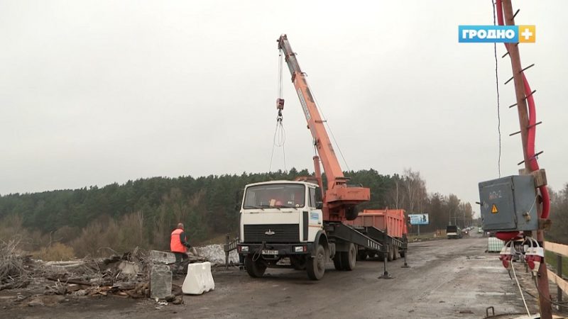Рамонт Новага моста ў два разы складаней за Румлёўскі. Ужо дэмантавалі частку парэнчаў, на чарзе тратуары