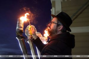 Габрэйская спадчына і беларускія гарады. Слухай і чытай пра самую недаацэненую частку нашай культуры Яўрэйскае свята Ханука. Равін запальвае вагні на балконец сінагогі. Фота: БелТА