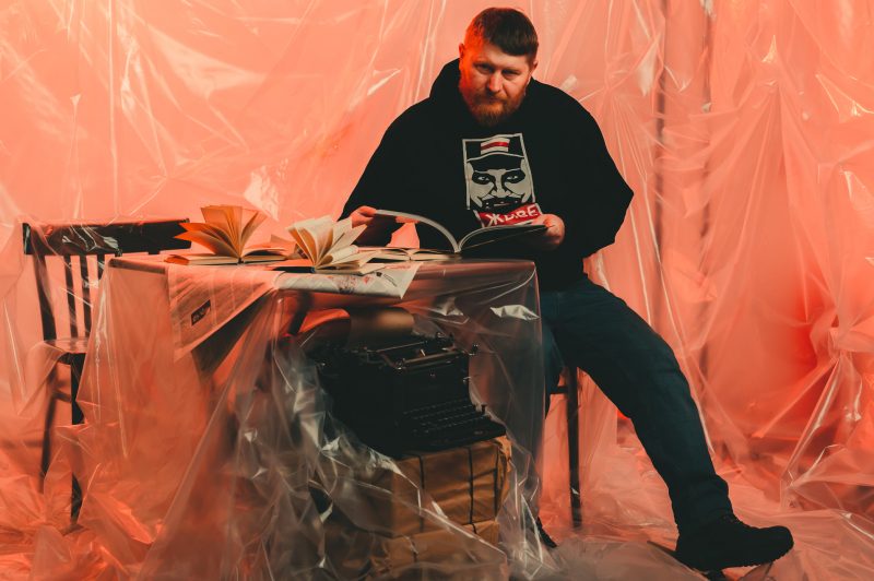 “Тут вельмі добрыя ўмовы для бізнеса”. Гродзенец адкрыў у Грузіі краму беларускай сімволікі