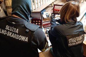 У Польшчы раскрылі найбуйнейшую ў гісторыі схему кантрабанды цыгарэт: гэта звязана з закрыццём “Баброўнікаў”