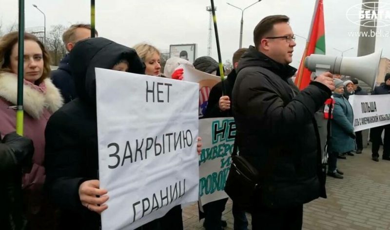 Неабыякавы БРСМ і актывіст кампартыі. Што за грамадзяне пікетавалі пад консульствам Польшчы супраць закрыцця "Бераставіцы"