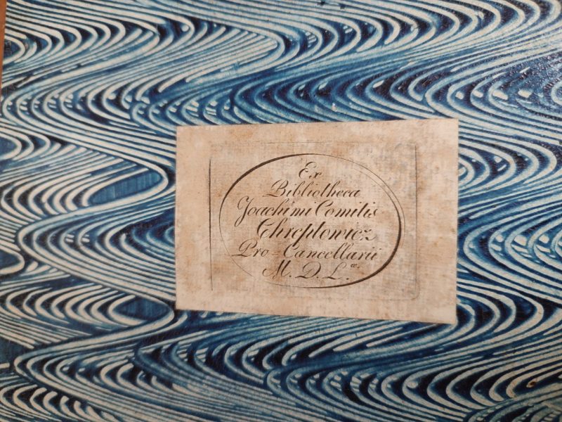 Кнігі з бібліятэкі Храптовічаў працягваюць вяртацца на радзіму. Справу пачаў ліквідаваны дзяржавай фонд