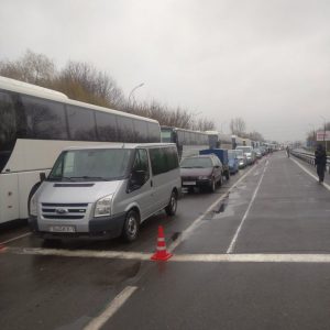 Чэргі з аўтобусаў на мяжы - больш за 40, а памежнікі абяцаюць яшчэ большыя Чарга з аўтобусаў у ппамежным пункце Брэст
