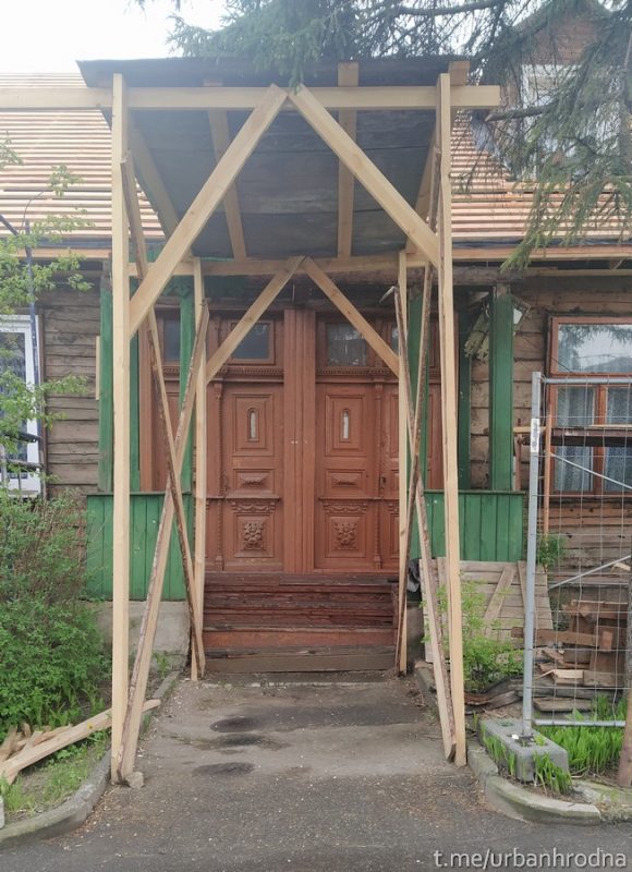 В столетнем доме в Новом Свете - капремонт. Резьбу сняли