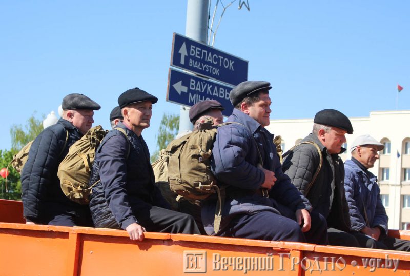 Автопарад, цветы и российский флаг над площадью Ленина. Как в Гродно отмечают 9 мая