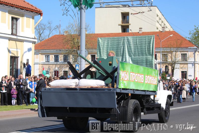 Автопарад, цветы и российский флаг над площадью Ленина. Как в Гродно отмечают 9 мая