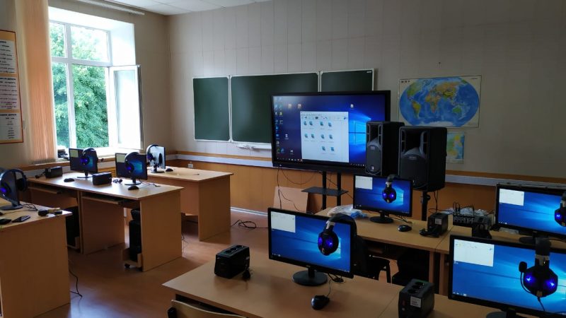 У школе ў Грандзічах будзе лінгафонны кабінет. Для яго закупляюць шмат камп'ютараў лінгафонны клас