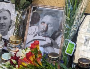 Берлін. Беларусы нясуць кветкі і свечкі да мемарыяла ў памяць Алеся Пушкіна