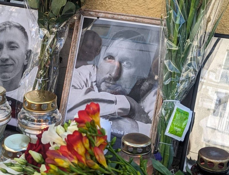 Берлін. Беларусы нясуць кветкі і свечкі да мемарыяла ў памяць Алеся Пушкіна