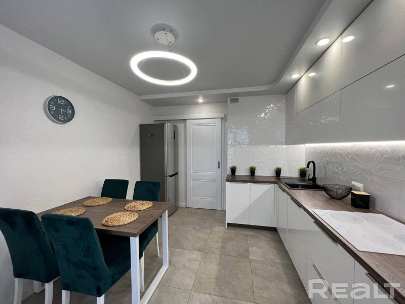 Яшчэ кухня ў кватэры ў ВК Колбасино Ванная пакой у кватэры ў ВК Колбасино Ванная ў кватэры ў ВК Колбасино Яшчэ ванная ў кватэры ў ВК Колбасино Туалет у кватэры ў ВК Колбасино Памяшканне ў кватэры ў ВК Колбасино Пярэдні пакой у кватэры ў ВК Колбасино Кватэра ў ВК»Колбасино". Фота: realt.by