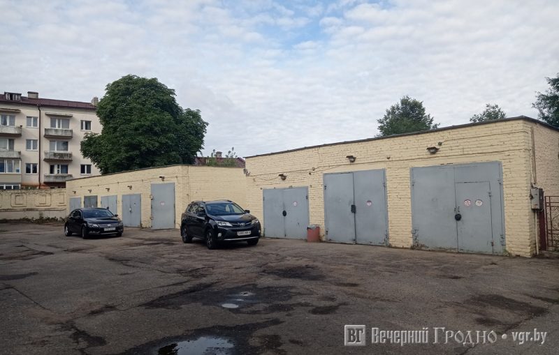 У самым цэнтры Гродна знайшлі новае месца пад офісы - прададуць забытыя гаражы Гаражы на Найдуса